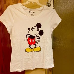 Women’s Disney Mickey T-shirt Never worn. Size XL